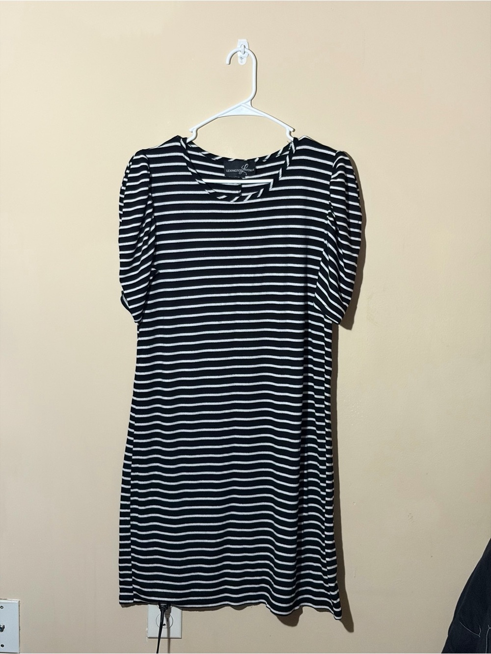 Lexington Avenue Size Medium Striped Black & White Puff-Sleeve Midi Dress